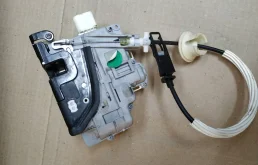 замок двери передней правой Volkswagen Touareg 2  2013