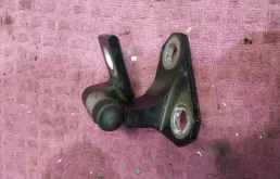 петля двери передней правой Volkswagen Passat B6  2013