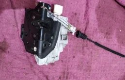 замок двери задней правой Volkswagen Passat B6  2013