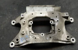 кронштейн коробки (балка кпп) Audi A4  2009
