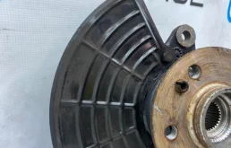 Кулак поворотный правый для Mercedes-Benz M class 2001 года на фотографиях