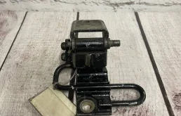 Петля двери нижняя передняя правая VW Touareg 1 2002-2007