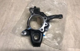 Кулак поворотный правый для Mitsubishi Pajero 2009 года на фотографиях