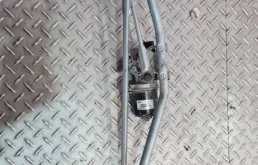 Трапеция стеклоочистителей для Renault Logan 2015 года на фотографиях