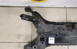 Подрамник двигателя для Mitsubishi Outlander 2016 года на фотографиях