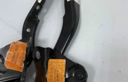 Петля капота левая для Toyota Corolla 2009 года на фотографиях