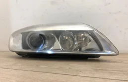 Фара правая для Audi Q7 2006 года на фотографиях