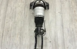 Пневмостойка передняя правая для Audi Q7 2008 года на фотографиях