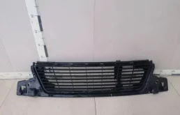 Решетка в бампер центральная Nissan Terrano (D10) 2014>