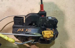 Замок двери передний правый (13579515) для Opel Astra H GTC 2004-2014