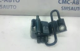 Петля двери нижняя Audi A4 8E0831412B, передняя правая