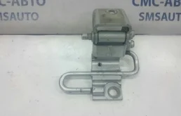 Петля двери нижняя Volkswagen Touareg 7L0833411A 7L, задняя левая