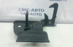 Крюк капота Audi A6 2005 4F0823480A C6 3.2 AUK