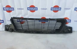 Решетка в бампер Nissan Terrano 2013 н.в. 622542727R D10, передняя