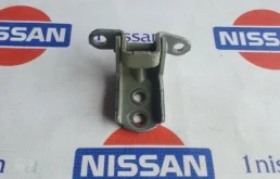 Петля двери Nissan Tiida 2006-2013 82421ED00A C11 HR16DE, передняя правая