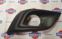 Накладка противотуманной фары Nissan 19.03.2023 622565AA0A, передняя правая