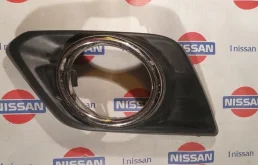 Накладка противотуманной фары Nissan 622574BA0B, передняя левая