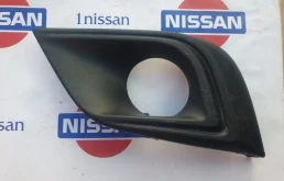 Накладка противотуманной фары Nissan 622575AA0A, передняя левая
