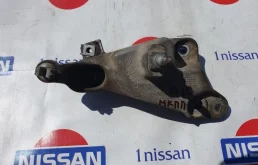 Кронштейн крепления МКПП Nissan Terrano 2014 8200805798 D10 K4M690, передний