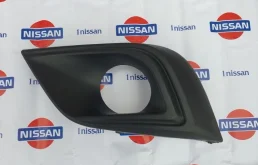 Накладка противотуманной фары Nissan 622575AA0A, передняя левая