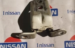 Петля двери Nissan Qashqai 2015 824214EA0A J11 R9M, задняя левая