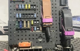 Блок предохранителей Volvo S60 S80 V70 XC70 XC90 30728512, задний