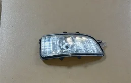 Повторитель поворота в зеркало Volvo S60 2007 31111102, правый