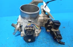 Дроссельная заслонка для Toyota RAV4 2002 года на фотографиях