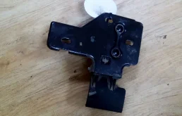 Крючок капота audi q7 4l0823480