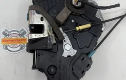 Замок двери передней левой Toyota RAV4 IV (2012—2015)