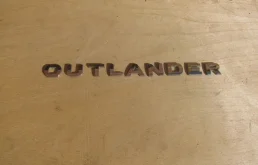 Значок надпись багажника mitsubishi outlander