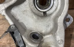 Кулак поворотный правый для Land Rover Range Rover на фотографиях