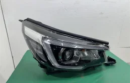 Фара FR LED с ходовым огнем 2018-2021 УЦЕНКА при транспортировке сломалось боковое ухо, при установке на машину за решеткой не видно, ухо есть