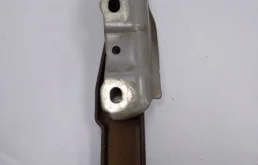 Петля капота левая для Skoda Rapid 2025 года на фотографиях