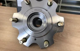 Ступица колеса передняя левая для Mitsubishi Pajero на фотографиях