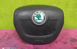 Подушка безопасности водителя для Skoda Rapid 2017 года на фотографиях