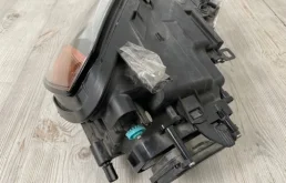 Фара ксенон левая для Volkswagen Touareg 2011 года на фотографиях