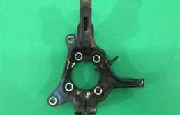 Кулак поворотный левый для Subaru Legacy 2005 года на фотографиях