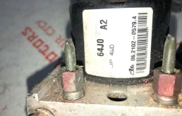 Блок ABS для Suzuki Grand Vitara 2003 года на фотографиях