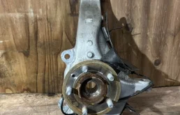 Кулак поворотный правый для Land Rover Range Rover на фотографиях