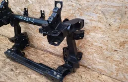 Подрамник двигателя для Mitsubishi Pajero 2007 года на фотографиях