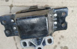 кронштейн коробки (балка кпп) Volkswagen Passat B6
