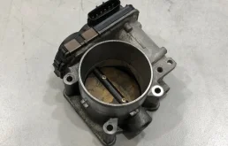 Заслонка дроссельная электрическая Volvo S60 2003 8677796 B5244S
