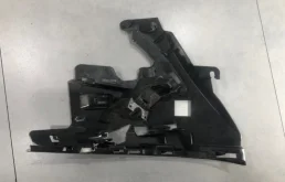 Кронштейн форсунки омывателя Volvo S60 2011 31323425, левый
