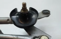 Трапеция стеклоочистителей для Toyota Corolla 2000 года на фотографиях