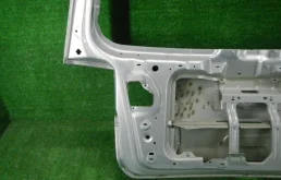 Двери для Volkswagen Touran 2012 года на фотографиях