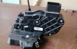Замок задней правой двери volvo xc60