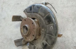 Кулак поворотный левый для Volkswagen Jetta на фотографиях