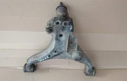 Рычаг передний правый нижний для Mitsubishi Pajero 2007 года на фотографиях