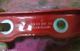 Петля капота левая для Skoda Rapid 2013 года на фотографиях